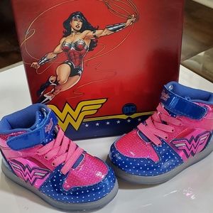 Wonder Woman Toddler Girl Light-up Sneakers, sz 7